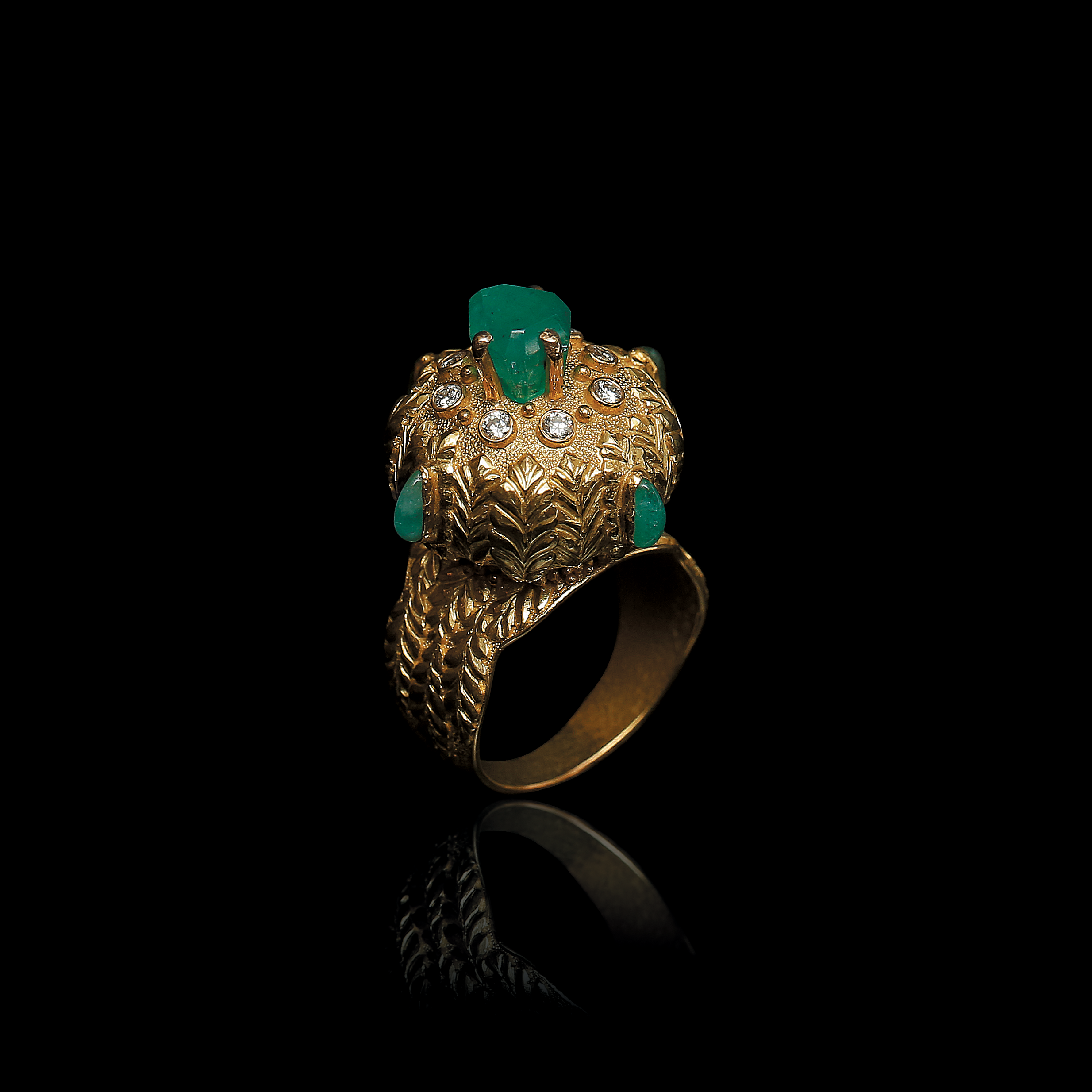 Bespoke gold ring created by Marilisi high jewelry artisans