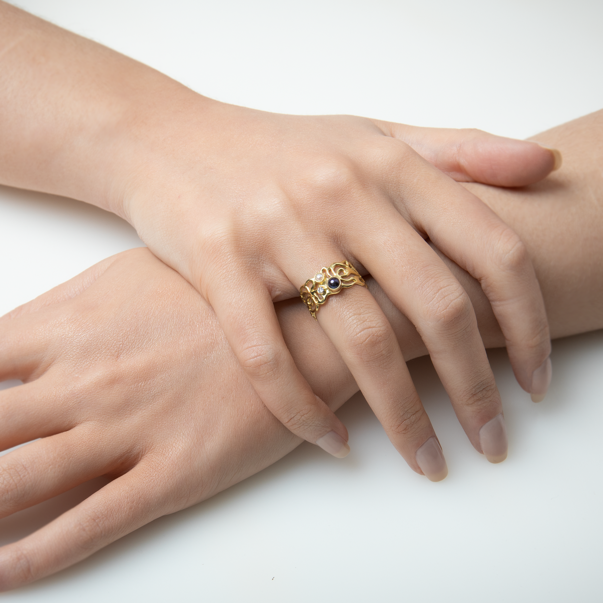 Marilisi artisan fine jewelry Armor Ring White Pearls Black pearls Diamond Yellow Gold front